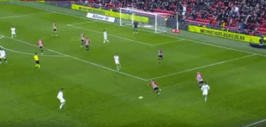 欧冠半场：克瑙夫打破僵局，法兰克福1-0巴塞罗那