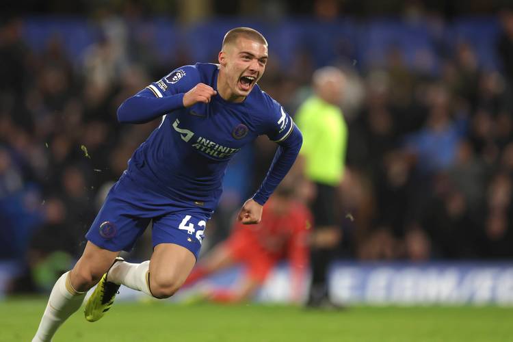 中国国乒在2025成都混合团体世界杯中以6连胜结束第二轮，孙颖莎在梁靖崑失利后积极复盘，展现团队凝聚力与个人关怀。