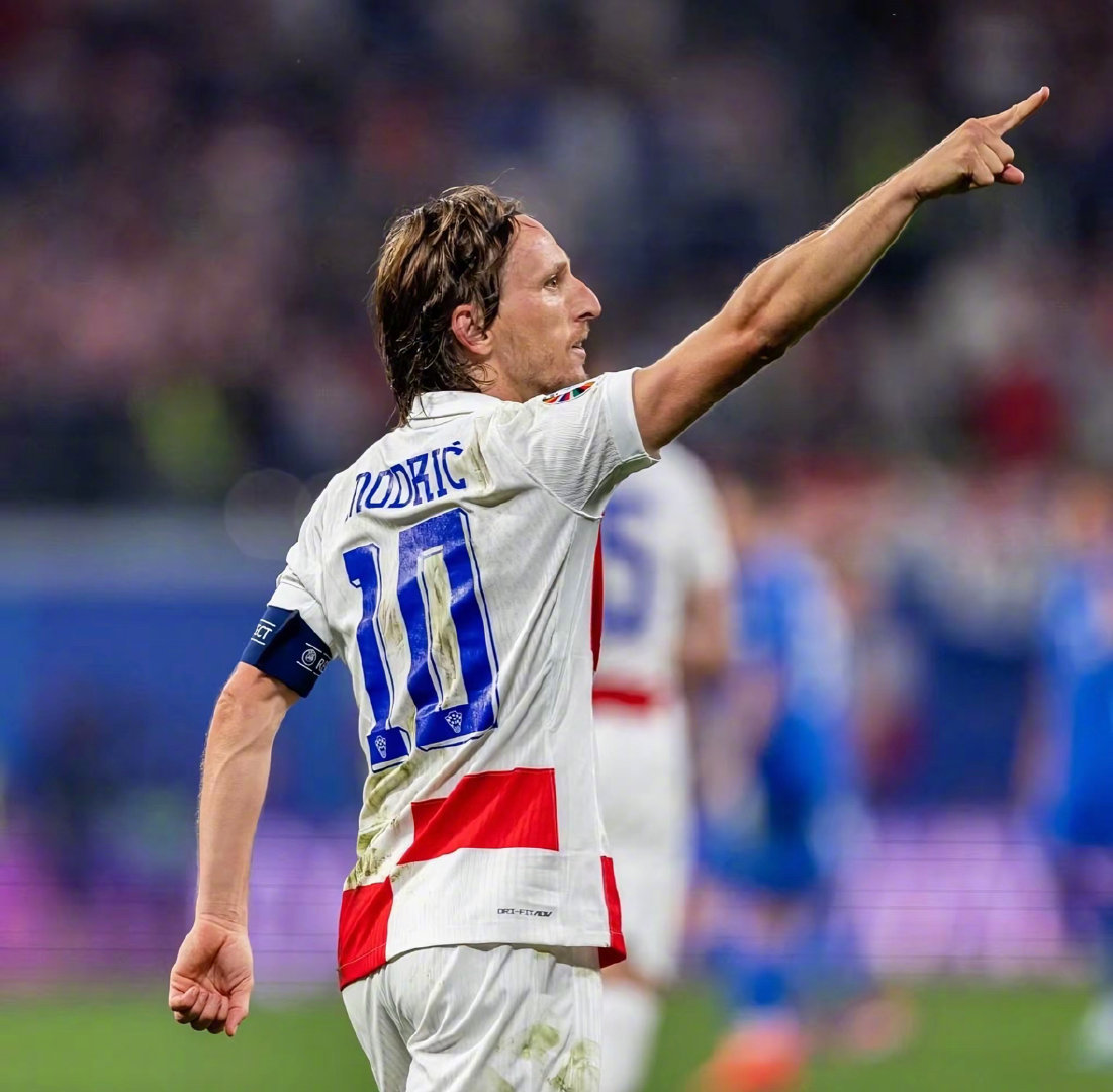 忍不了！球迷刷屏利物浦官方社媒评论区，要求斯洛特下课